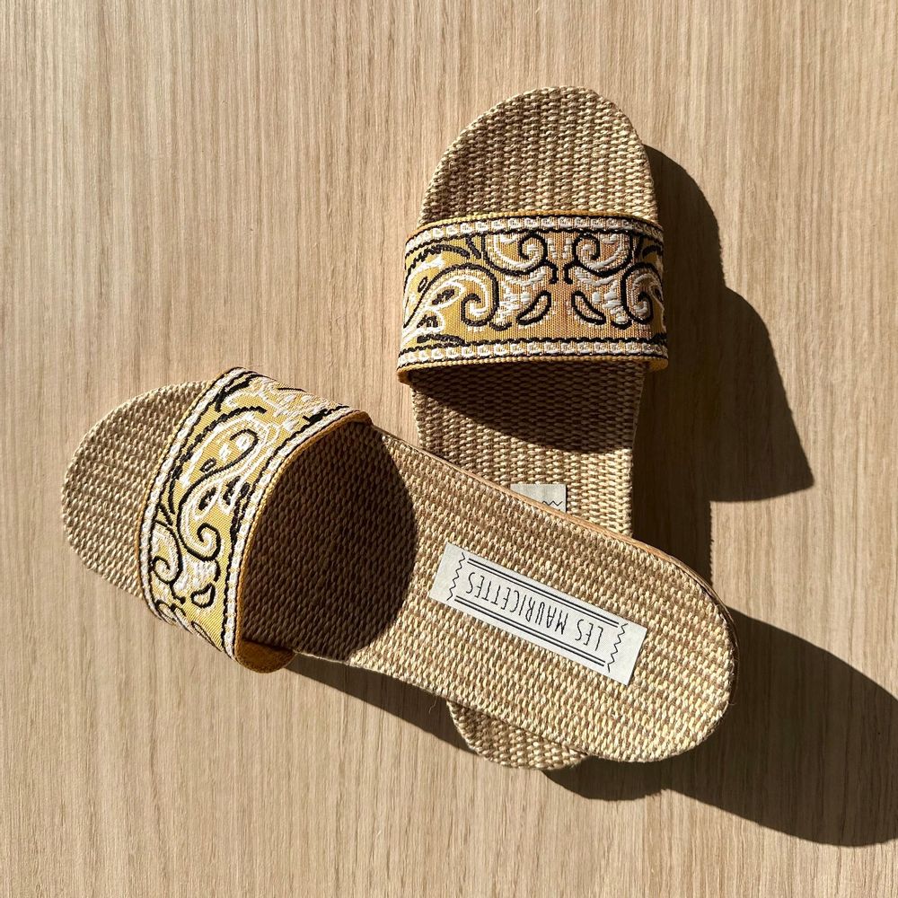 Homewear bien-être - LES MAURICETTES de Douceline, claquettes jaune moutarde super légères - LES MAURICETTES
