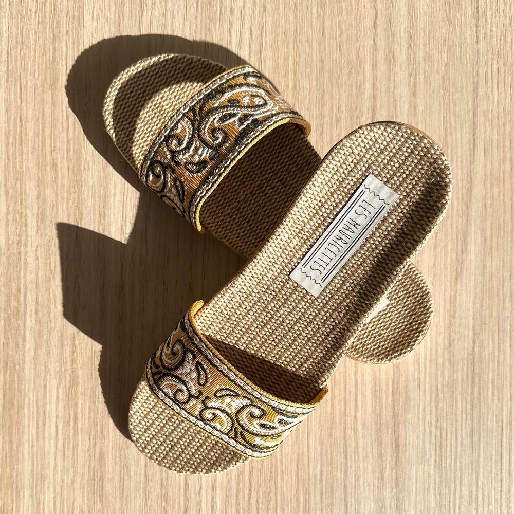 Homewear bien-être - LES MAURICETTES de Douceline, claquettes jaune moutarde super légères - LES MAURICETTES