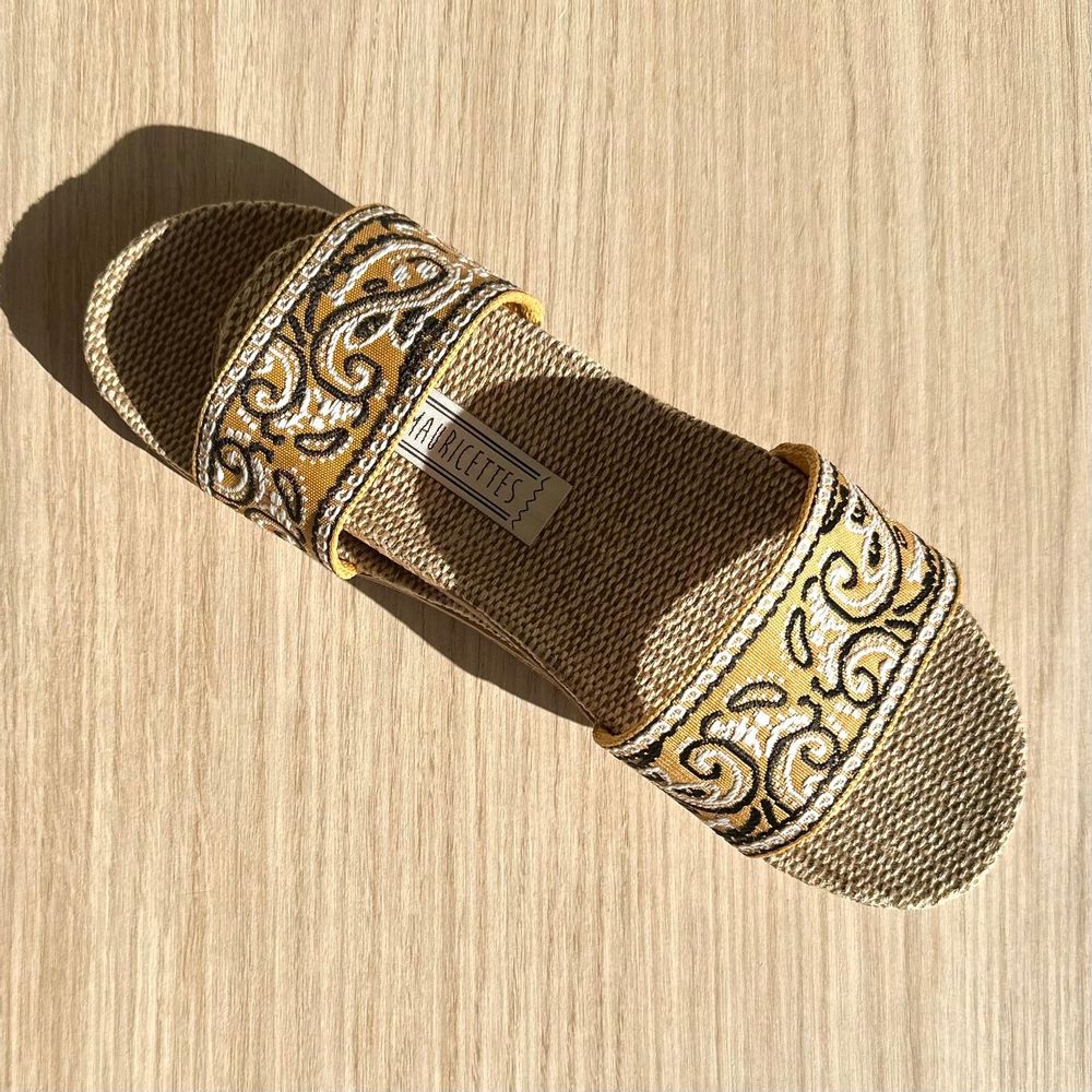 Homewear bien-être - LES MAURICETTES de Douceline, claquettes jaune moutarde super légères - LES MAURICETTES