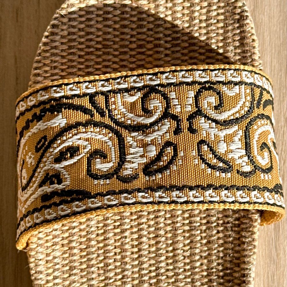 Homewear bien-être - LES MAURICETTES de Douceline, claquettes jaune moutarde super légères - LES MAURICETTES
