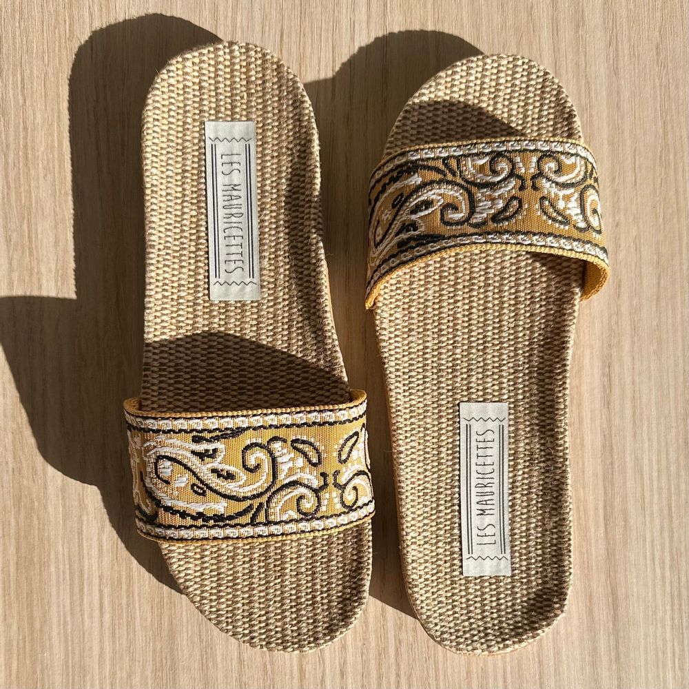 Homewear bien-être - LES MAURICETTES de Douceline, claquettes jaune moutarde super légères - LES MAURICETTES