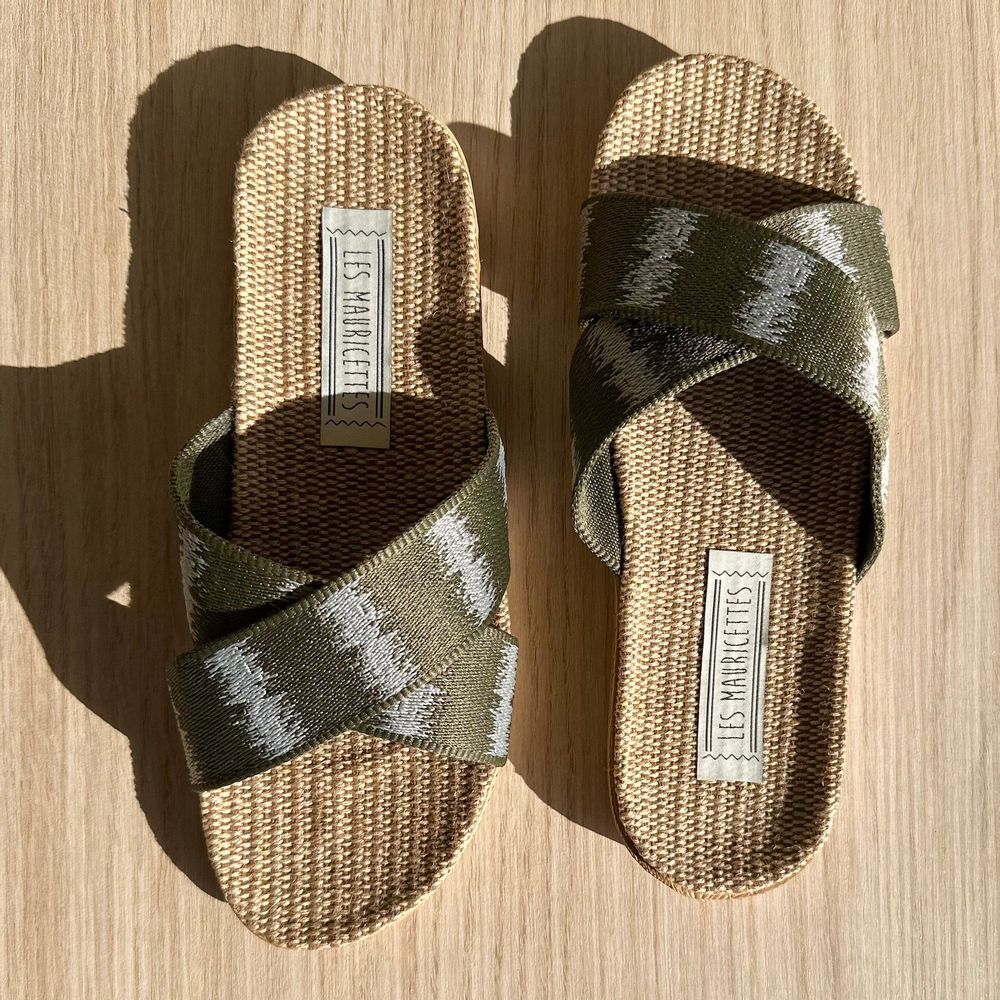 Loungewear - LES MAURICETTES d'Antonine, claquettes légères kaki - LES MAURICETTES