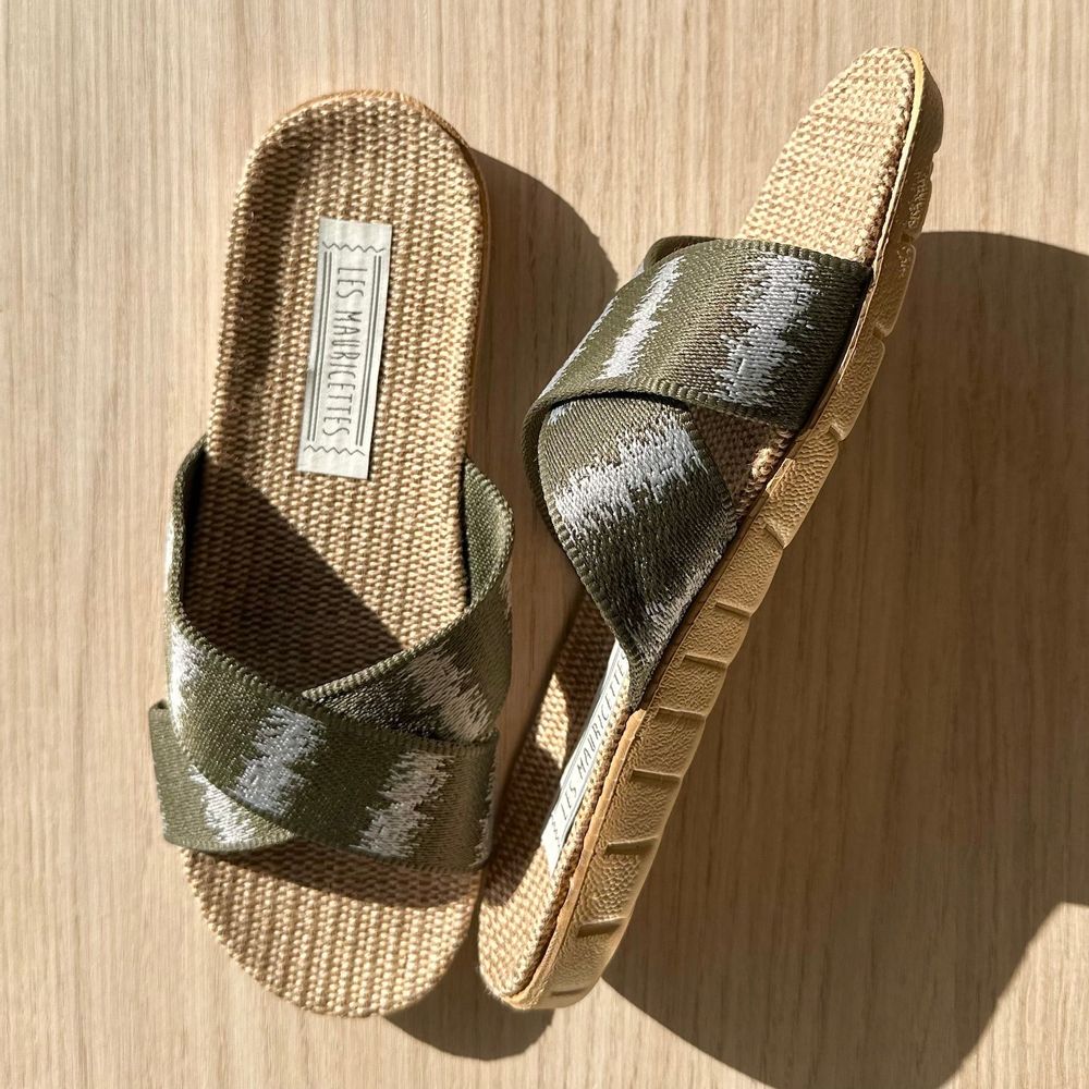 Loungewear - LES MAURICETTES d'Antonine, claquettes légères kaki - LES MAURICETTES