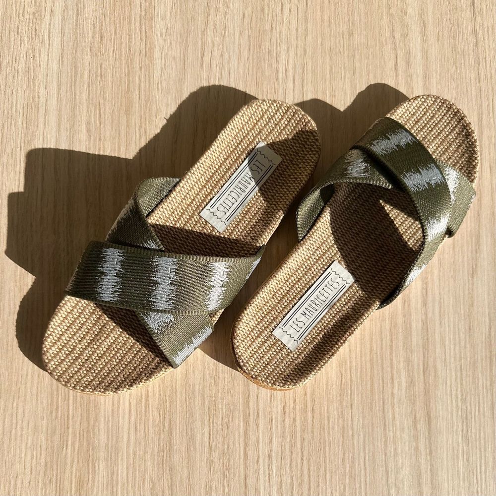 Loungewear - LES MAURICETTES d'Antonine, claquettes légères kaki - LES MAURICETTES