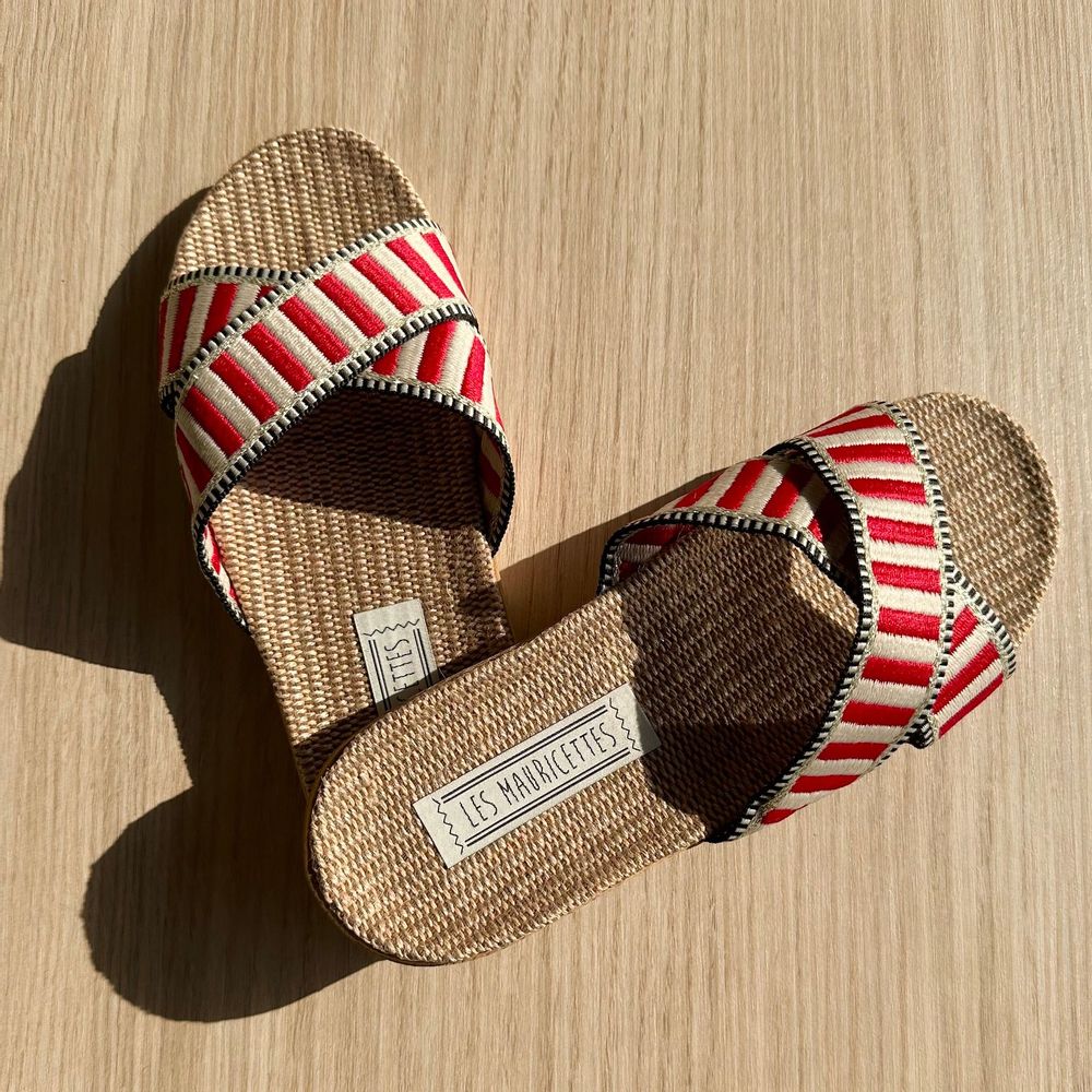 Homewear bien-être - LES MAURICETTES de Faustine, claquettes rayées rouge - LES MAURICETTES