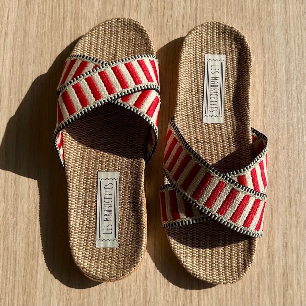 Homewear bien-être - LES MAURICETTES de Faustine, claquettes rayées rouge - LES MAURICETTES