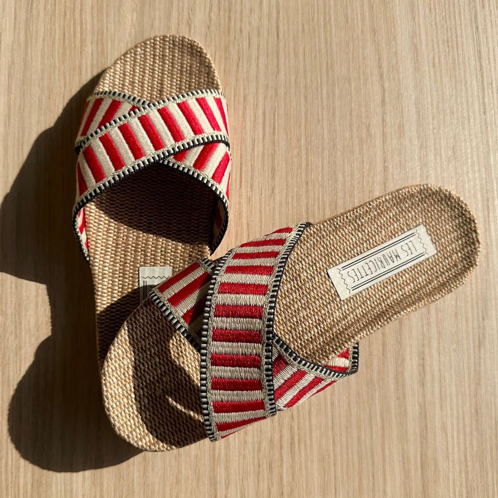 Homewear bien-être - LES MAURICETTES de Faustine, claquettes rayées rouge - LES MAURICETTES