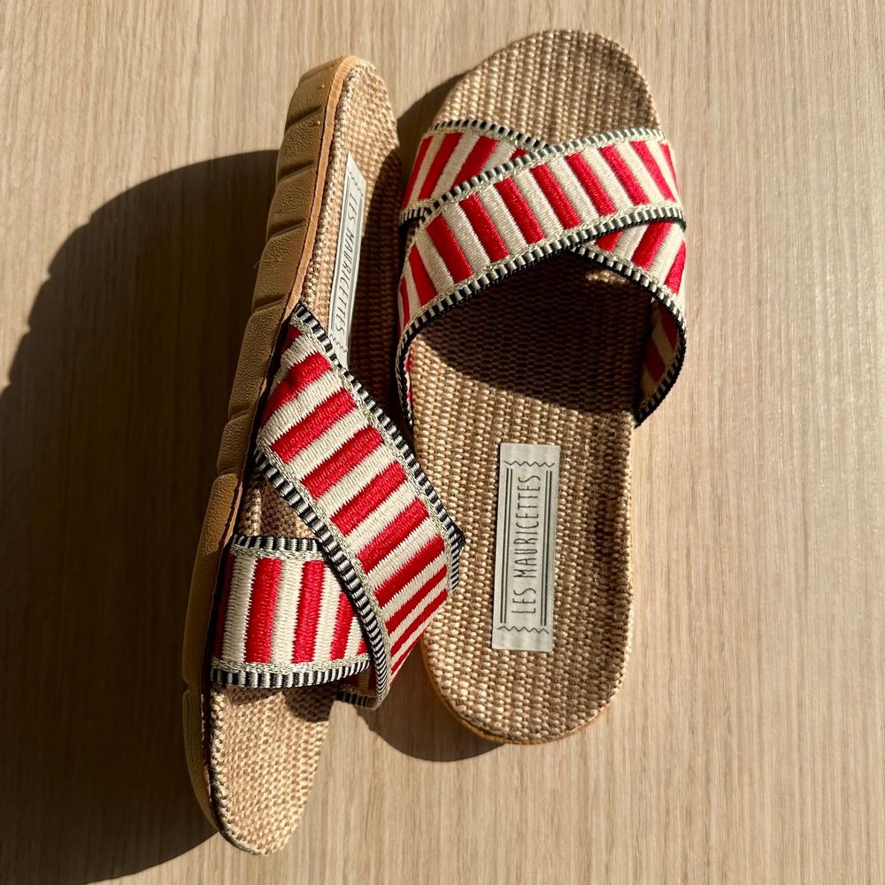 Homewear bien-être - LES MAURICETTES de Faustine, claquettes rayées rouge - LES MAURICETTES