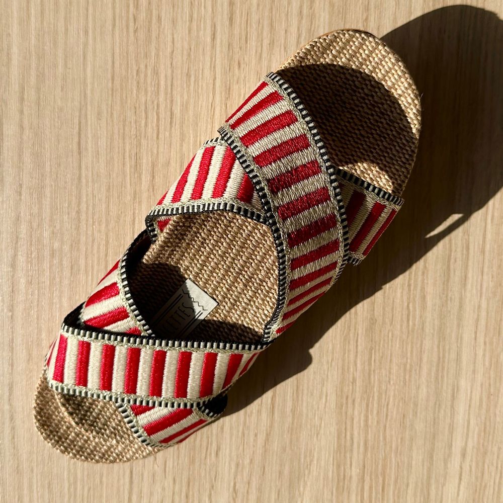 Homewear bien-être - LES MAURICETTES de Faustine, claquettes rayées rouge - LES MAURICETTES
