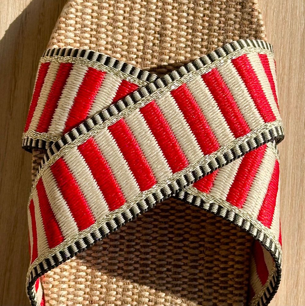 Homewear bien-être - LES MAURICETTES de Faustine, claquettes rayées rouge - LES MAURICETTES