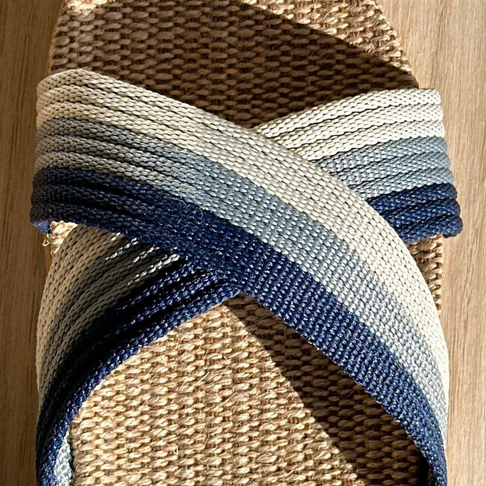 Homewear bien-être - LES MAURICETTES DE Steph, claquettes grises croisées - LES MAURICETTES