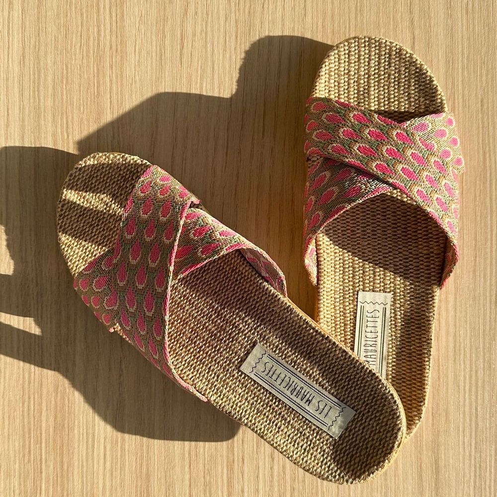 Homewear bien-être - LES MAURICETTES d'Alfrédine, claquettes roses à motif paon - LES MAURICETTES
