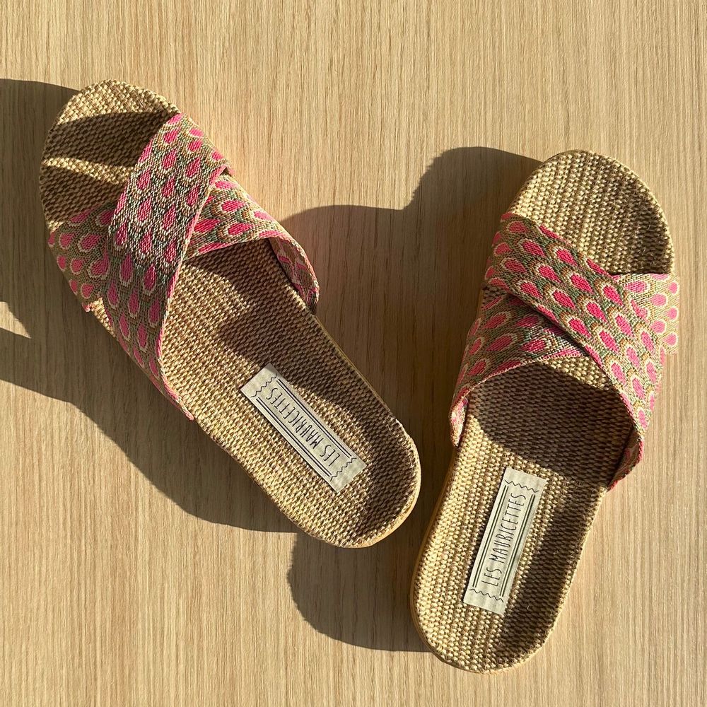 Homewear bien-être - LES MAURICETTES d'Alfrédine, claquettes roses à motif paon - LES MAURICETTES