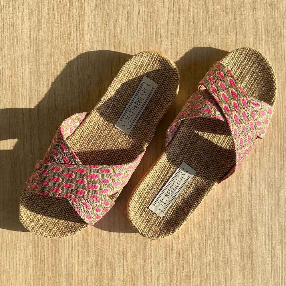Homewear bien-être - LES MAURICETTES d'Alfrédine, claquettes roses à motif paon - LES MAURICETTES
