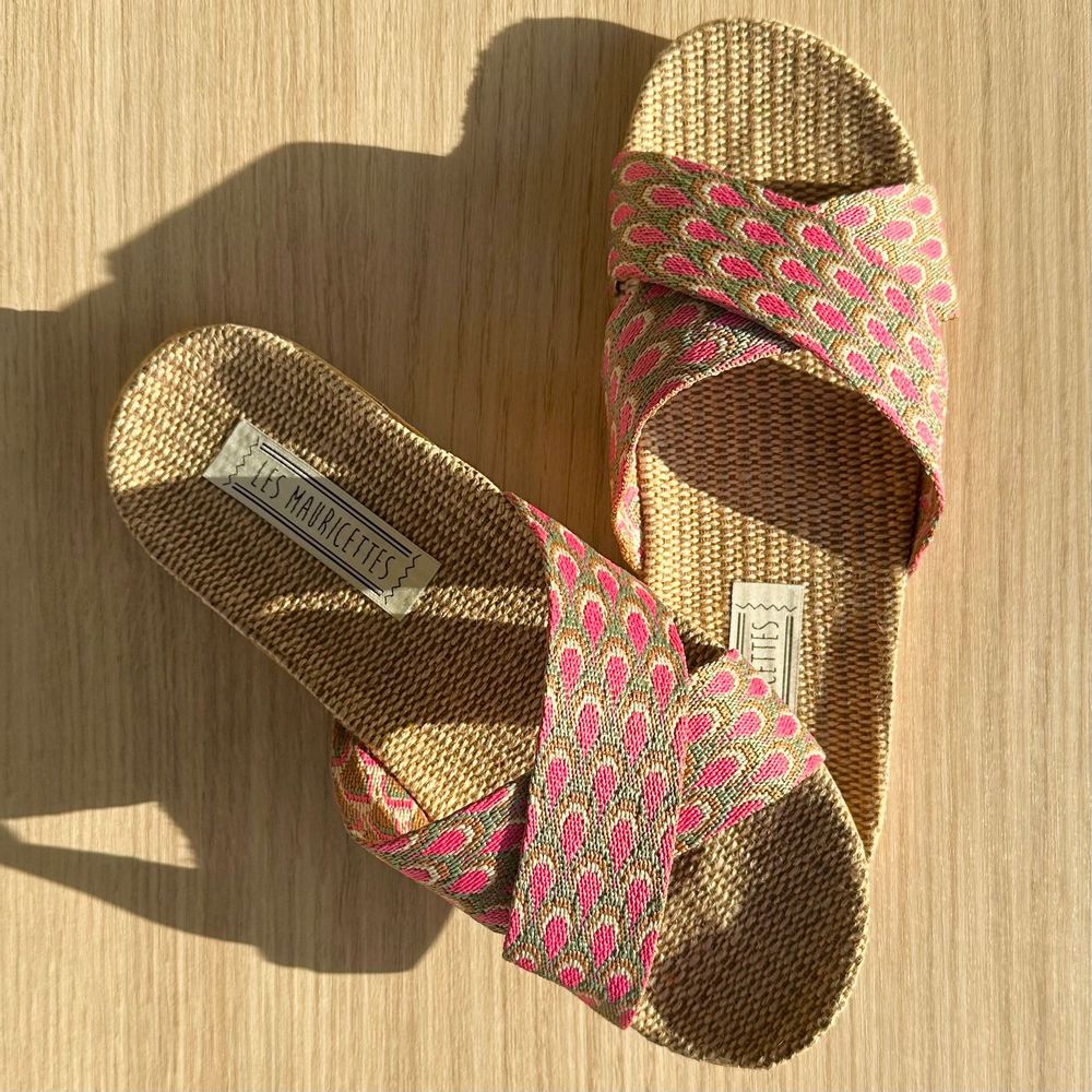 Homewear bien-être - LES MAURICETTES d'Alfrédine, claquettes roses à motif paon - LES MAURICETTES