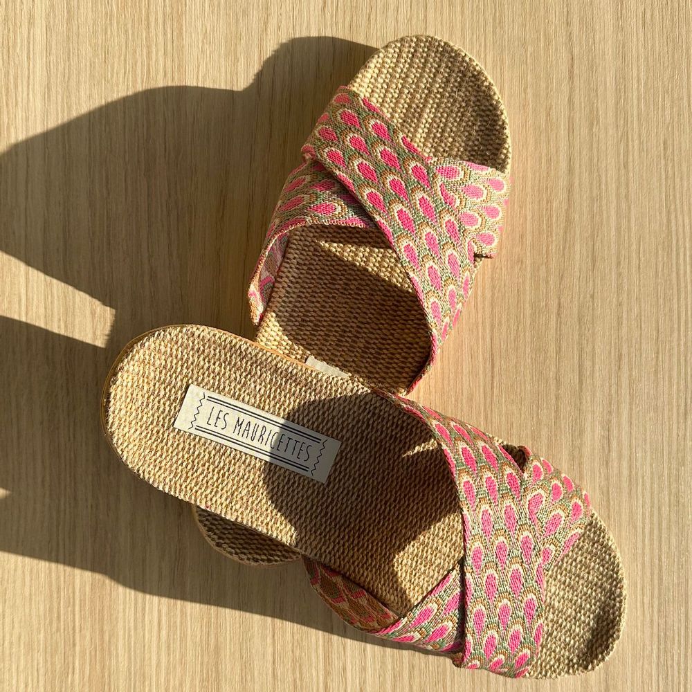 Homewear bien-être - LES MAURICETTES d'Alfrédine, claquettes roses à motif paon - LES MAURICETTES