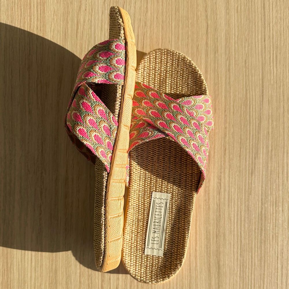 Homewear bien-être - LES MAURICETTES d'Alfrédine, claquettes roses à motif paon - LES MAURICETTES