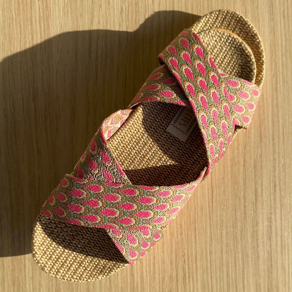 Homewear bien-être - LES MAURICETTES d'Alfrédine, claquettes roses à motif paon - LES MAURICETTES