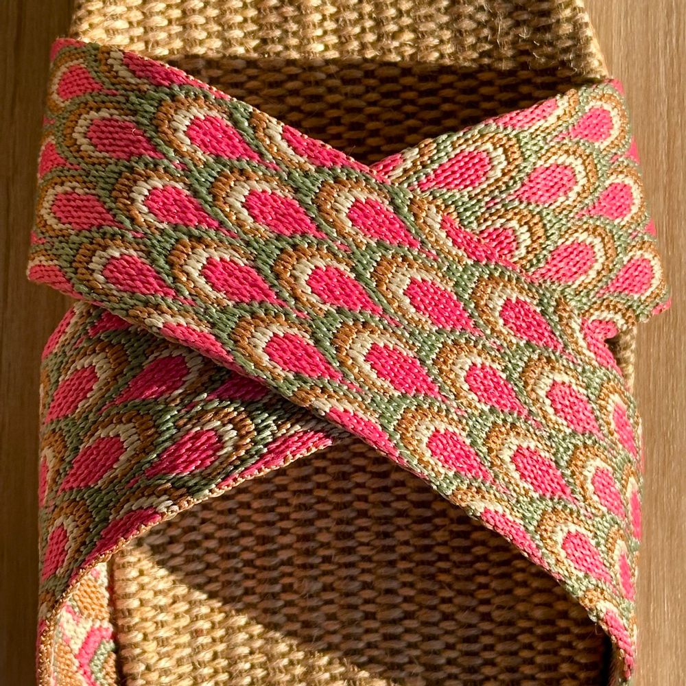 Homewear bien-être - LES MAURICETTES d'Alfrédine, claquettes roses à motif paon - LES MAURICETTES