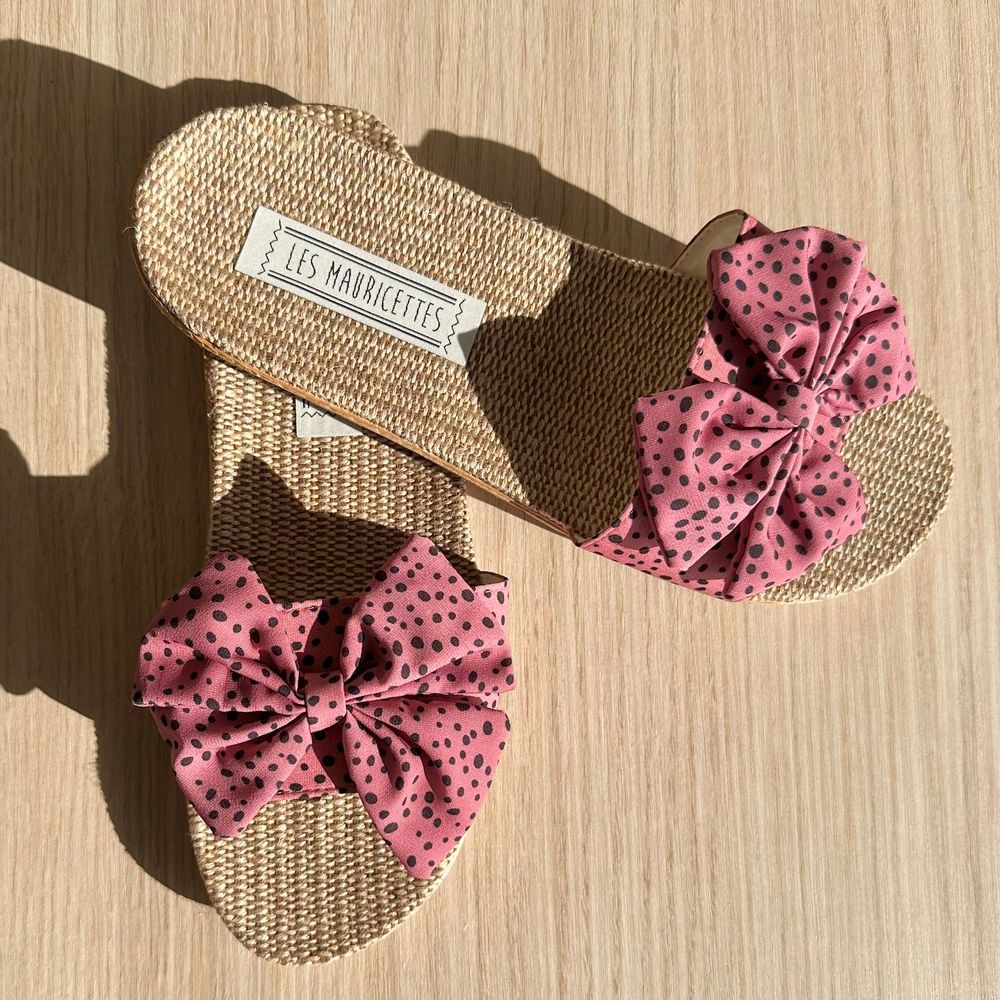 Homewear bien-être - LES MAURICETTES de Perrine, claquettes nouées roses à pois - LES MAURICETTES