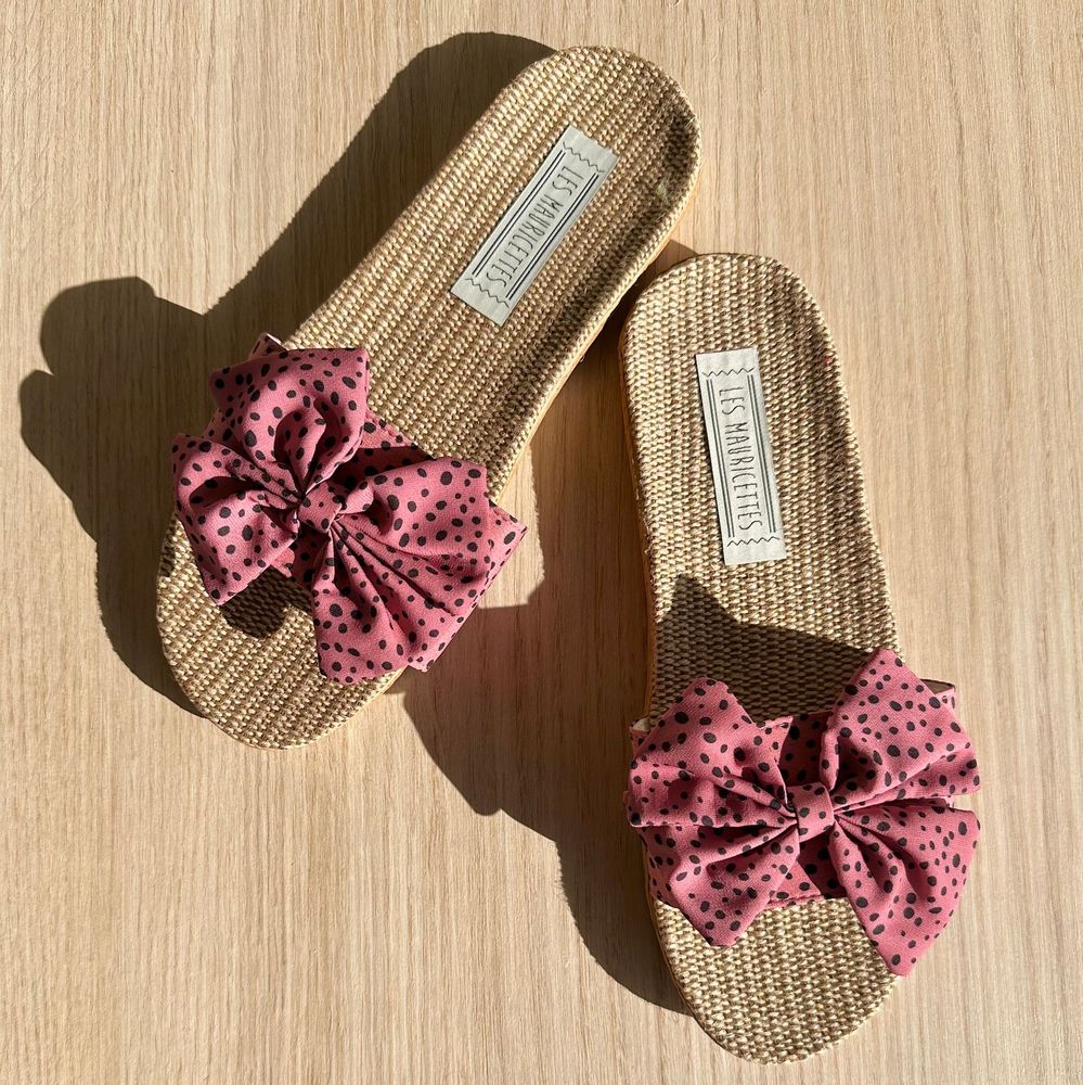 Homewear bien-être - LES MAURICETTES de Perrine, claquettes nouées roses à pois - LES MAURICETTES