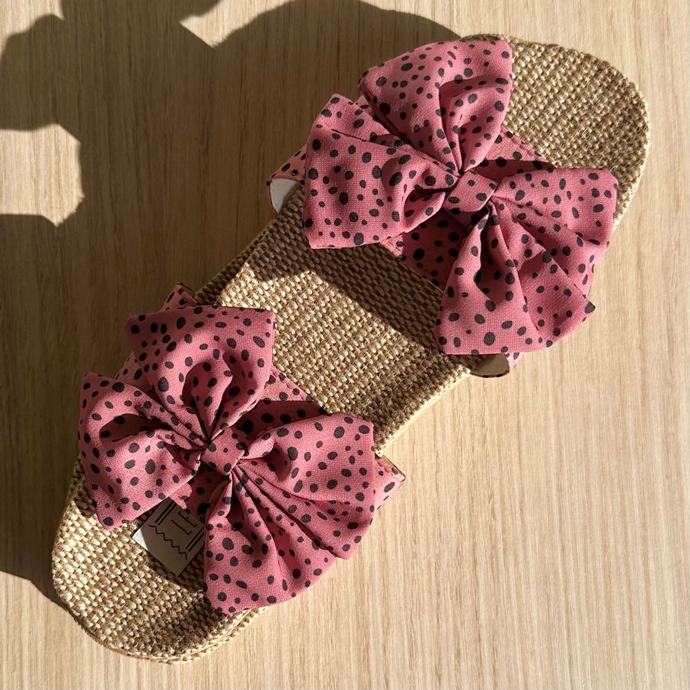 Homewear bien-être - LES MAURICETTES de Perrine, claquettes nouées roses à pois - LES MAURICETTES