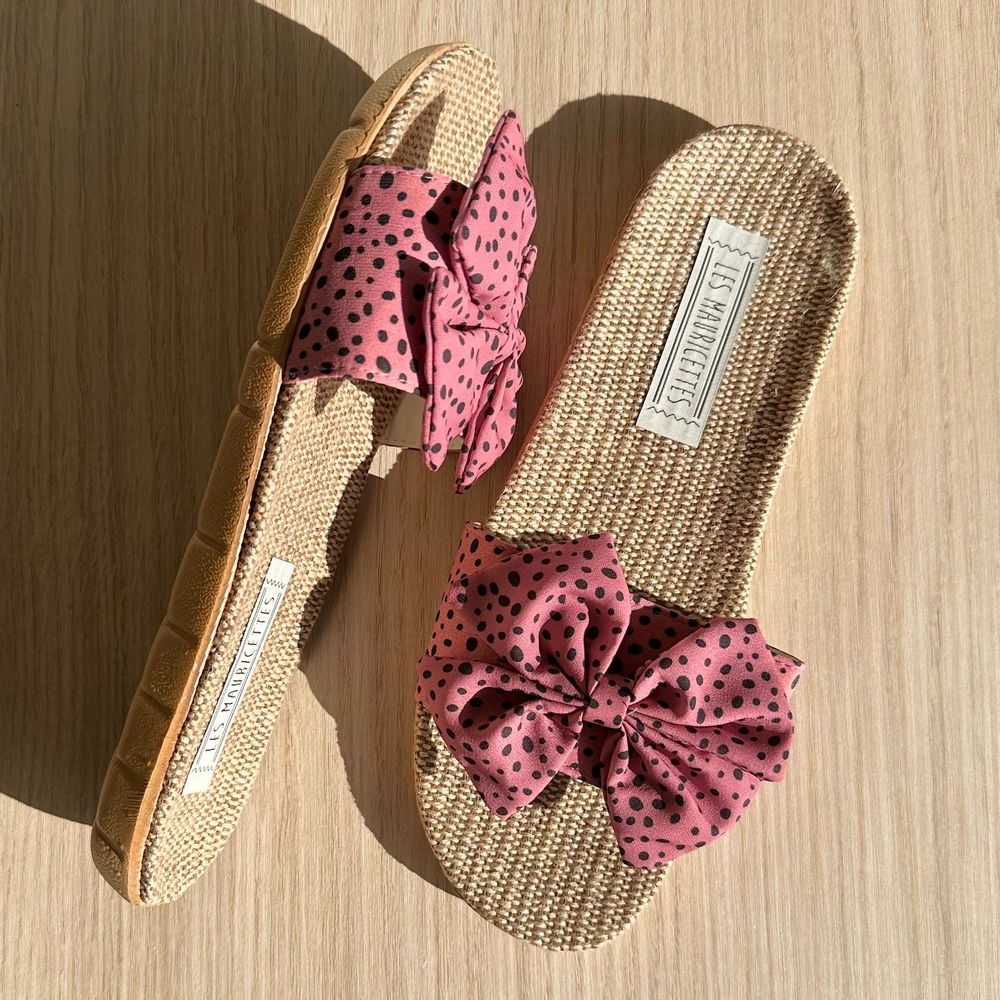 Homewear bien-être - LES MAURICETTES de Perrine, claquettes nouées roses à pois - LES MAURICETTES
