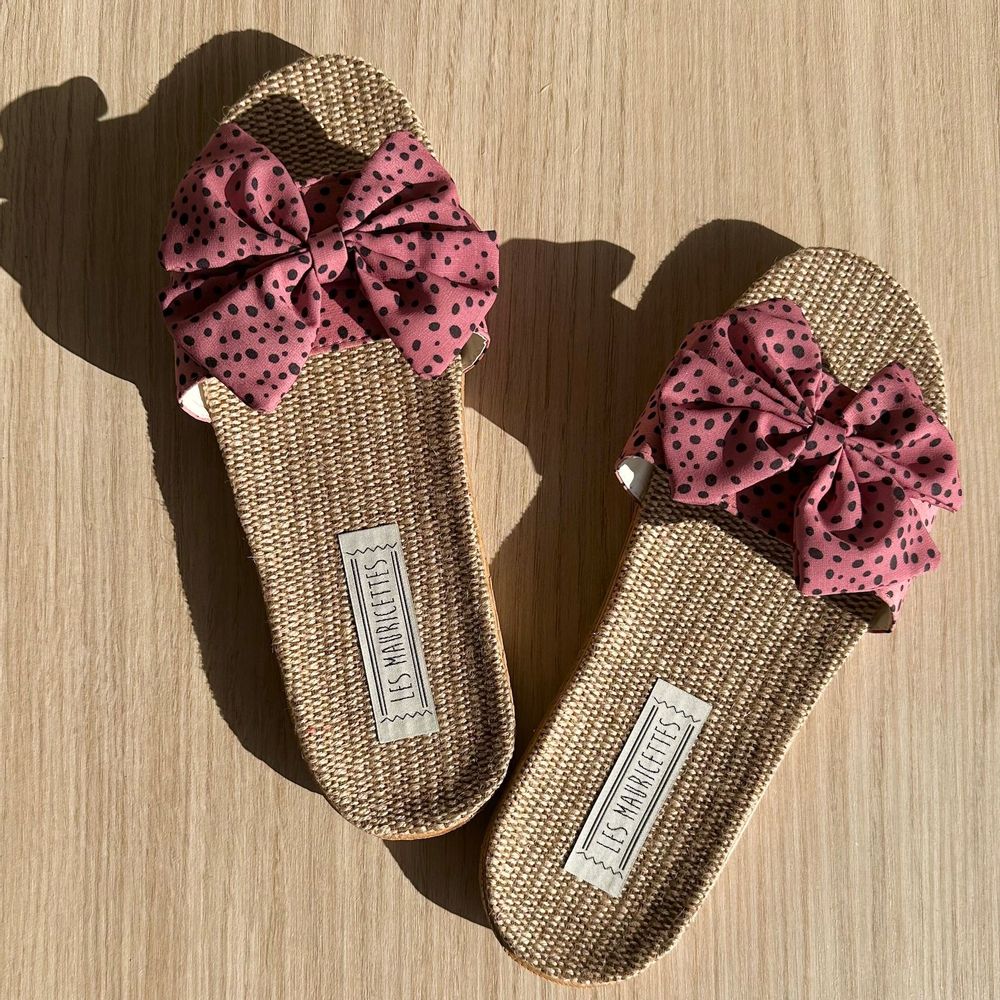 Homewear bien-être - LES MAURICETTES de Perrine, claquettes nouées roses à pois - LES MAURICETTES