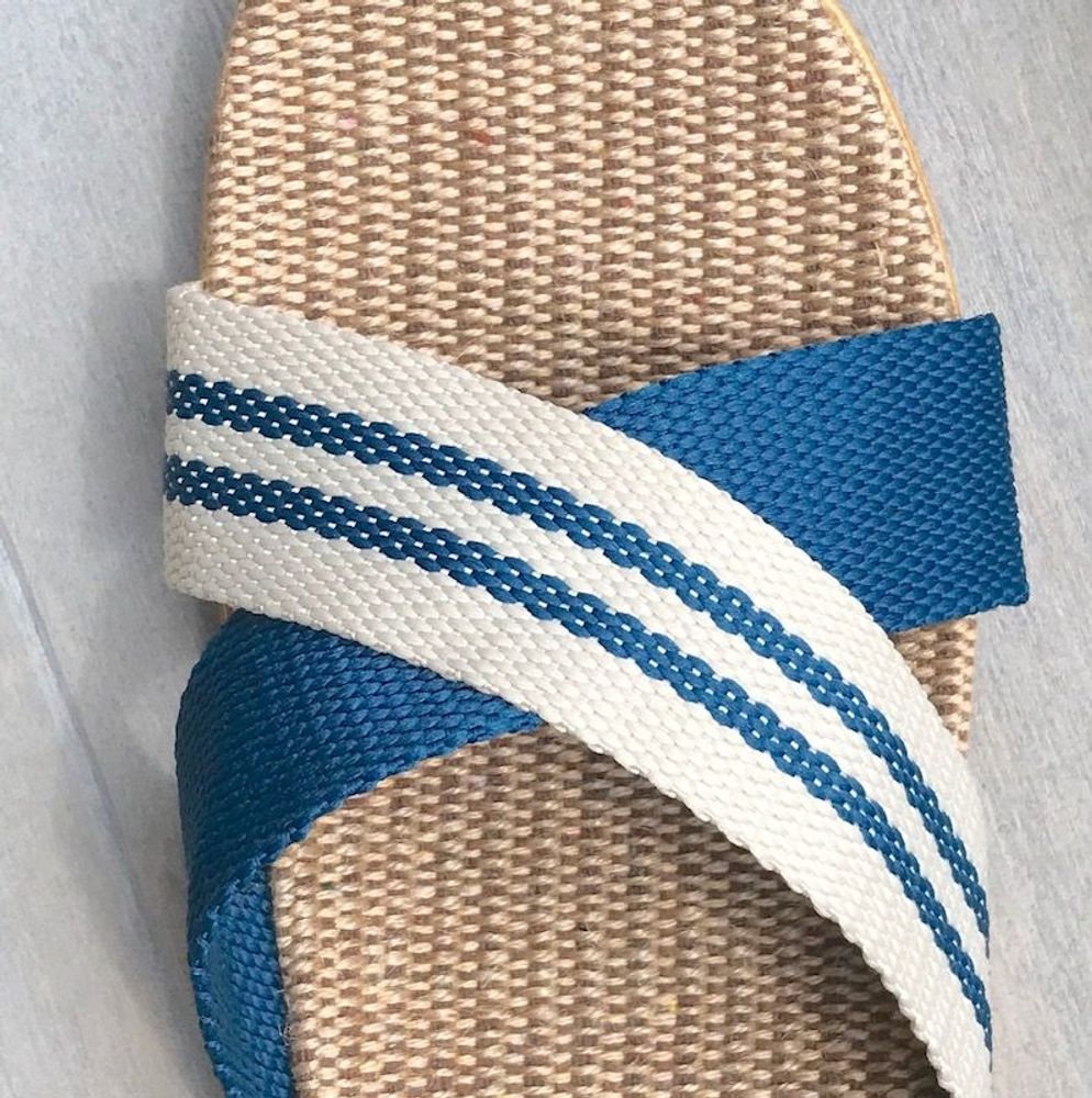 Homewear bien-être - LES MAURICETTES de Marion, claquettes croisées bleu canard - LES MAURICETTES