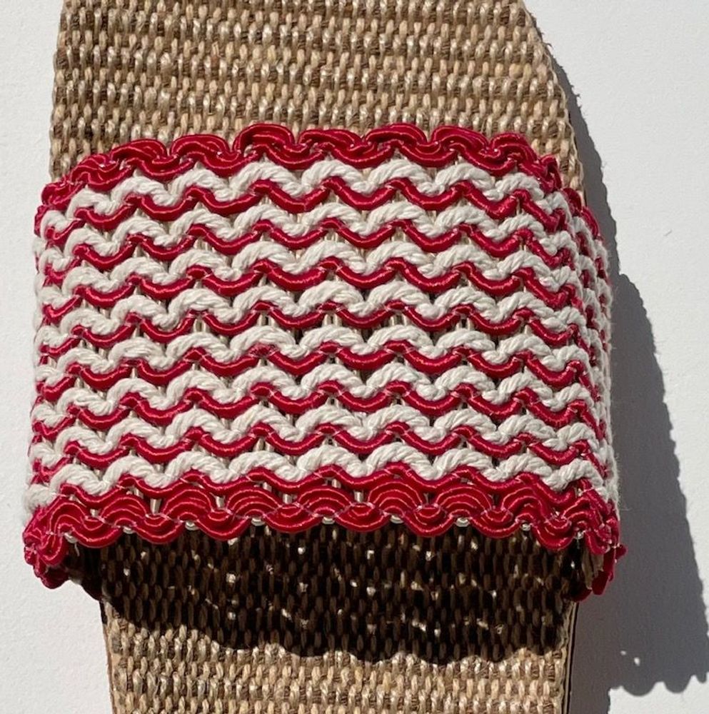 Homewear bien-être - LES MAURICETTES de Nadine, claquettes vaguelettes rouges - LES MAURICETTES