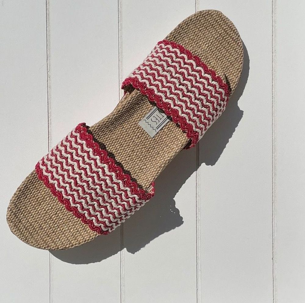 Homewear bien-être - LES MAURICETTES de Nadine, claquettes vaguelettes rouges - LES MAURICETTES