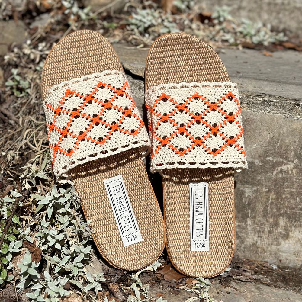 Homewear bien-être - LES MAURICETTES d'Hermeline, claquettes crochetées oranges légères - LES MAURICETTES