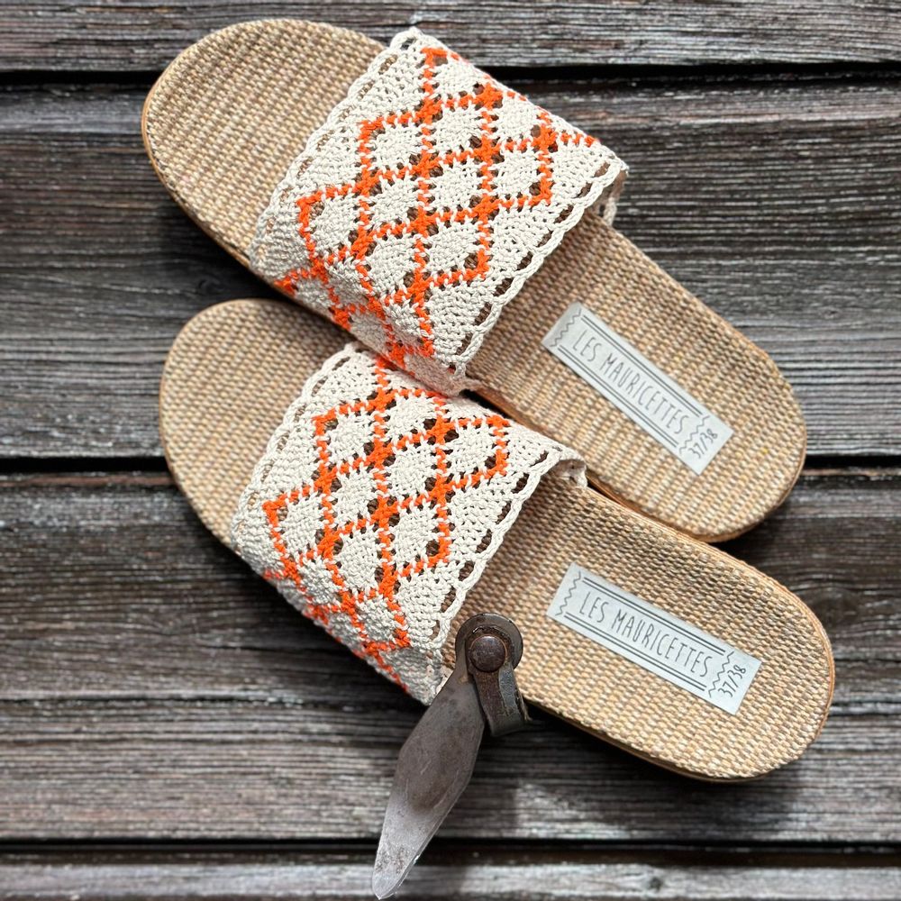 Homewear bien-être - LES MAURICETTES d'Hermeline, claquettes crochetées oranges légères - LES MAURICETTES