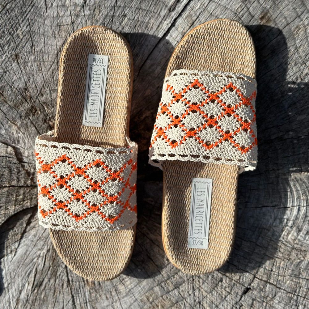 Homewear bien-être - LES MAURICETTES d'Hermeline, claquettes crochetées oranges légères - LES MAURICETTES