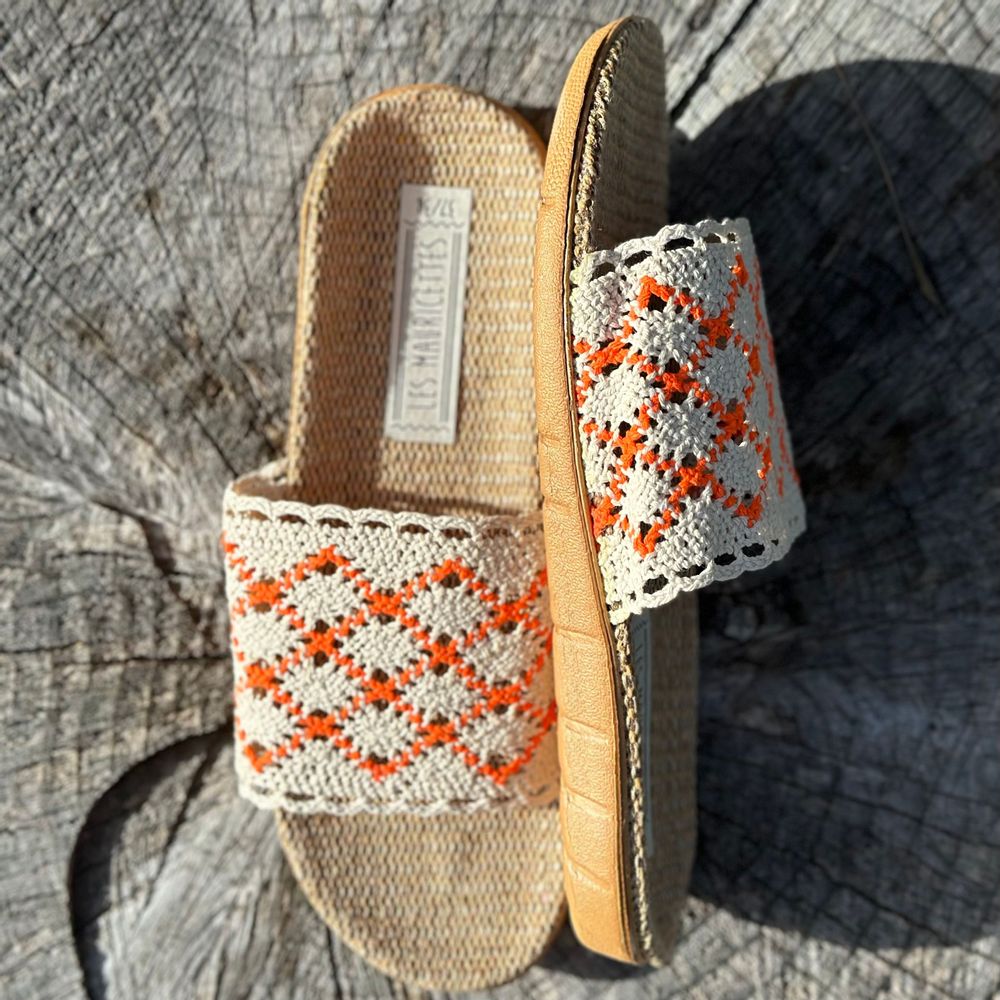 Homewear bien-être - LES MAURICETTES d'Hermeline, claquettes crochetées oranges légères - LES MAURICETTES
