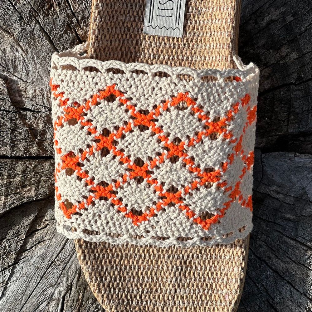 Homewear bien-être - LES MAURICETTES d'Hermeline, claquettes crochetées oranges légères - LES MAURICETTES