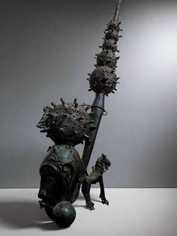 Sculptures, statuettes et miniatures - Pipe Forme Chevalier En Bronze - QUINTESSENCE AFRICAINE