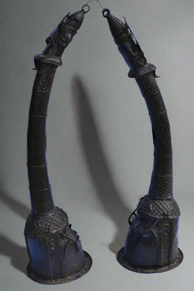 Sculptures, statuettes et miniatures - Paire De Defenses En Bronze Olifant- Ife - QUINTESSENCE AFRICAINE