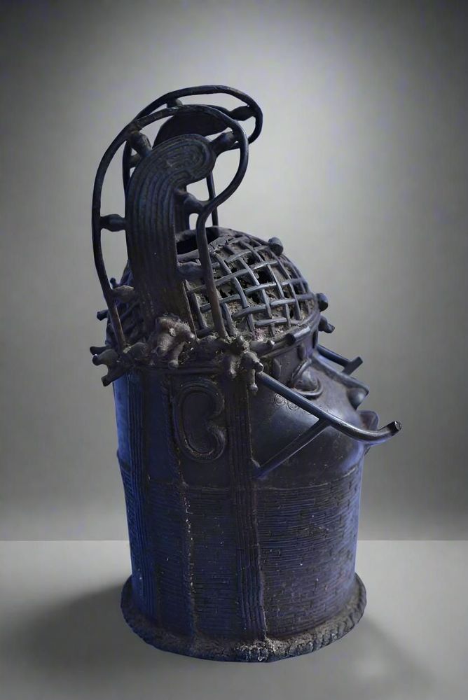 Sculptures, statuettes and miniatures - Oba Commemorative Head With Wings In Bronze - Ife - Bini Edo - QUINTESSENCE AFRICAINE