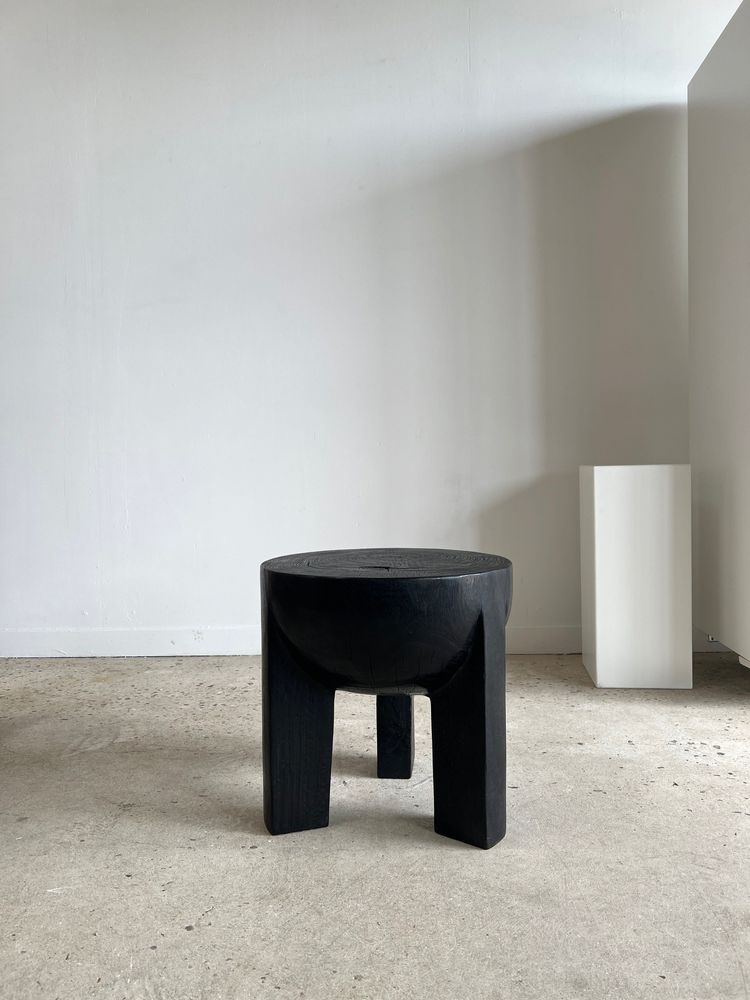 Tabourets - Bout de canapé monoxyle en manguier noir tripode plateau demi-sphère H:45 D:44 - OFFICE OBJETS