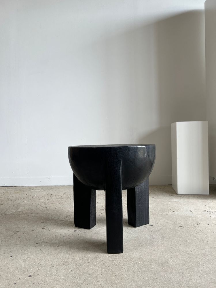 Tabourets - Bout de canapé monoxyle en manguier noir tripode plateau demi-sphère H:45 D:44 - OFFICE OBJETS