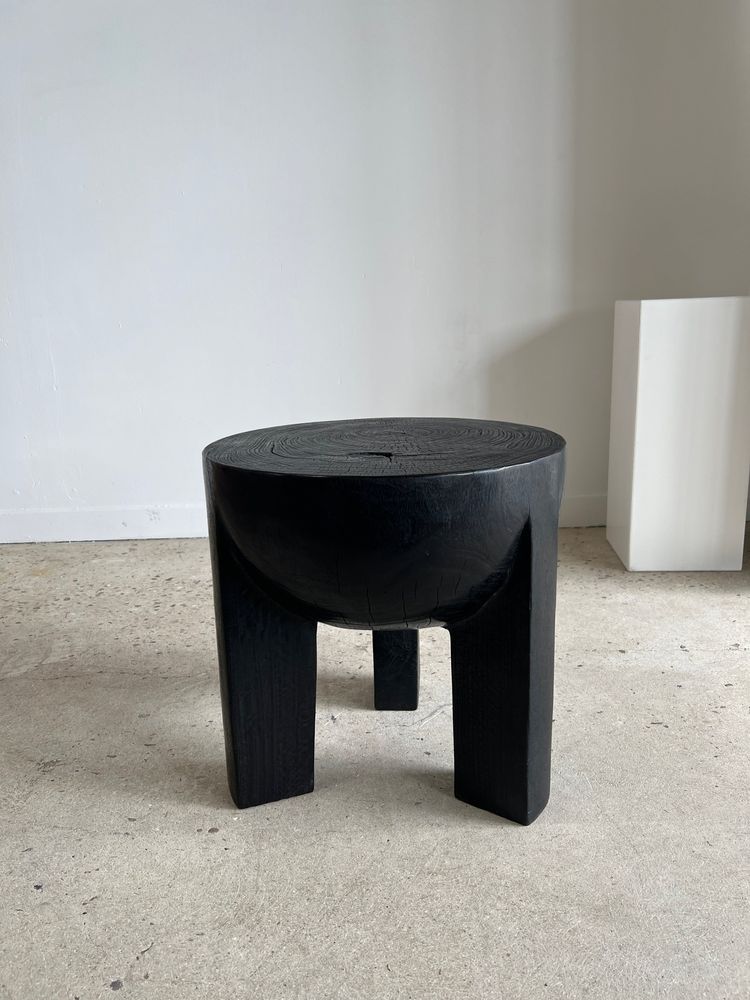 Tabourets - Bout de canapé monoxyle en manguier noir tripode plateau demi-sphère H:45 D:44 - OFFICE OBJETS