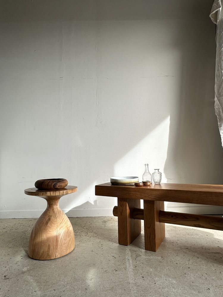 Bancs - Banc en bois massif piètement ajouré traversé par un cylindre - Teck - OFFICE OBJETS