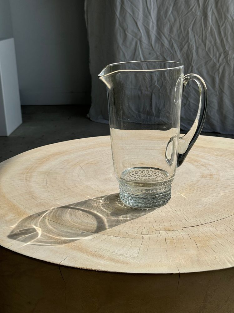 Carafes - Carafe à anse en verre belle matière pied motifs billes de verre H21 - OFFICE OBJETS