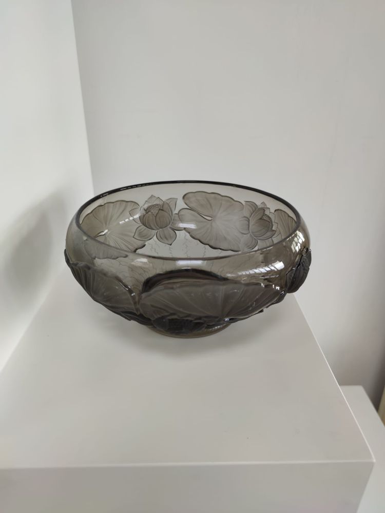 Accessoires à poser - Coupe en verre fumé moulée à décor de fleurs de lotus - OFFICE OBJETS