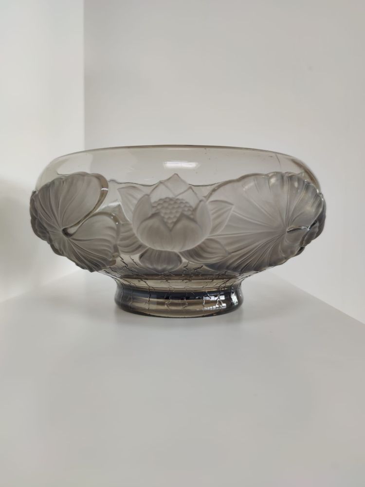 Accessoires à poser - Coupe en verre fumé moulée à décor de fleurs de lotus - OFFICE OBJETS