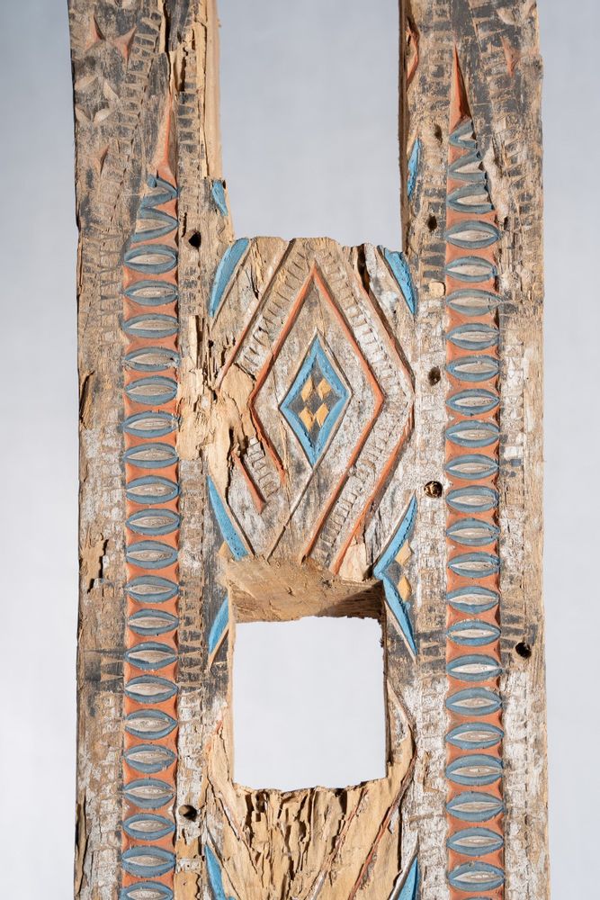 Sculptures, statuettes and miniatures - Indonesian construction element in carved wood mounted on a base from the island of Sulawesi (Toraja) (H shape) - OFFICE OBJETS