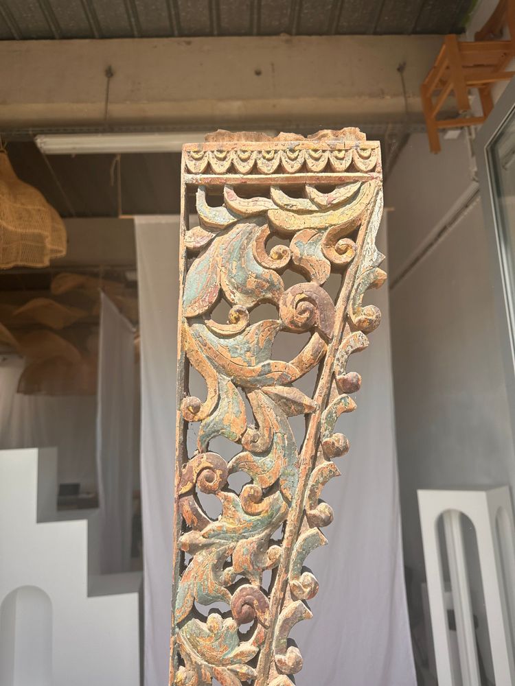 Sculptures, statuettes et miniatures - Elément de construction indonésienne en bois sculpté motifs végétaux entrelacés monté sur socle (frise végétale) - OFFICE OBJETS