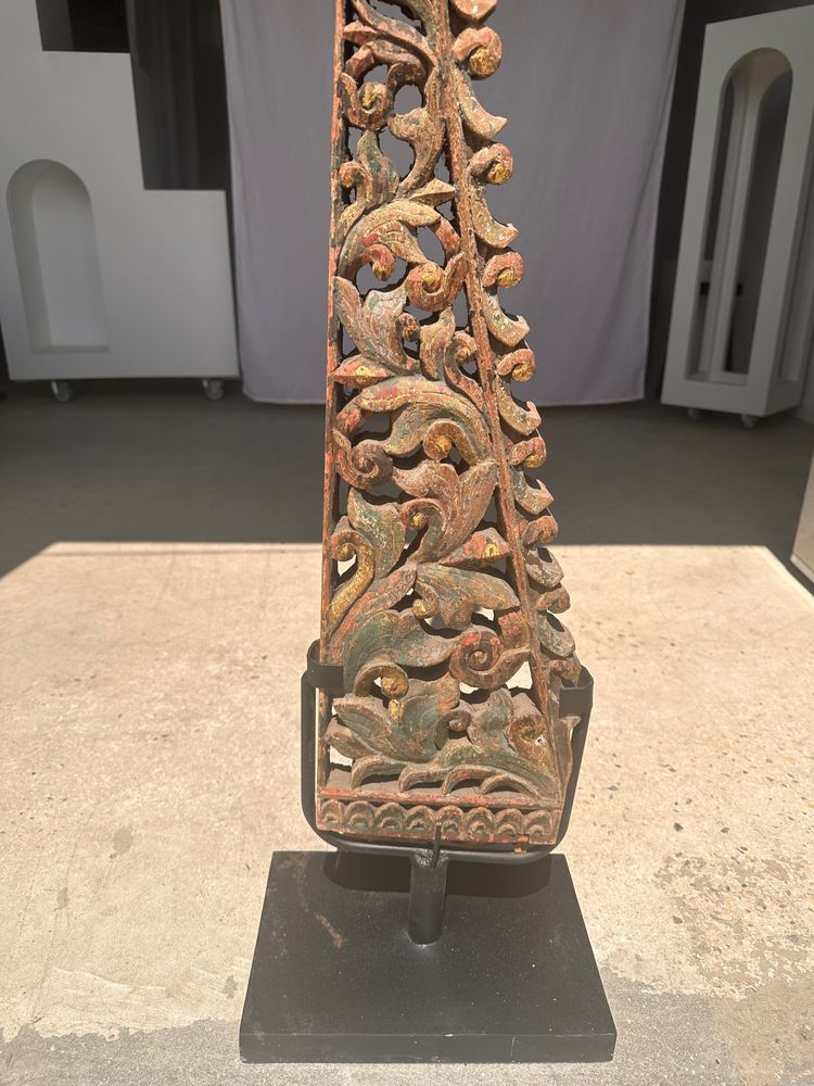 Sculptures, statuettes et miniatures - Elément de construction indonésienne en bois sculpté motifs végétaux entrelacés monté sur socle (frise végétale) - OFFICE OBJETS