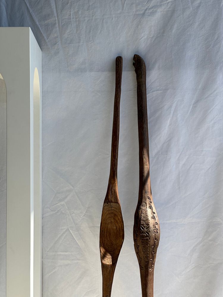 Sculptures, statuettes et miniatures - Duo de bâtons en bois sculpté, anciens outils traditionnels de tissage indonésiens - OFFICE OBJETS